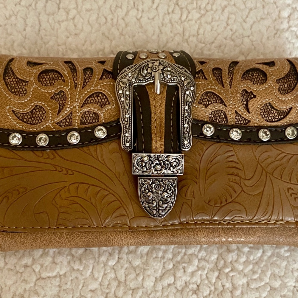 Women’s Floral Tooled Buckle Wallet in Tan